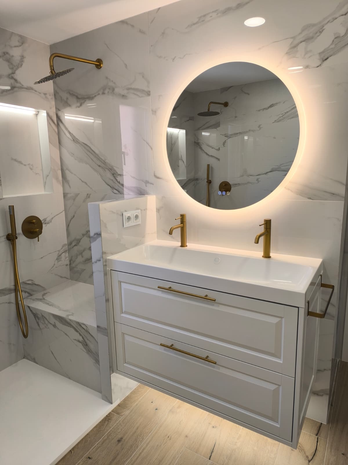 Diseño y reforma de baño suite de lujo en Collado Villalba Reforma de baño suite premium con mármol Calacatta y grifería dorada en Collado Villalba